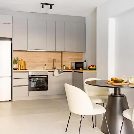 Ptolemeon 20, Apts & Center